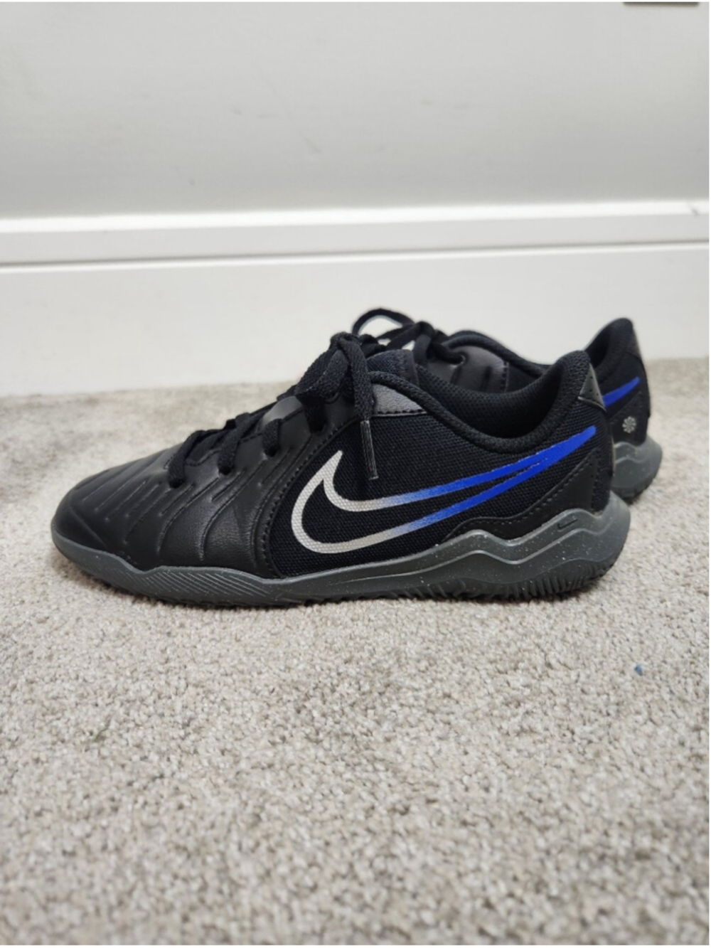 Nike Tiempo Legend 10 Academy IC Black Kids Indoor Soccer Shoes Size 1Y Like New